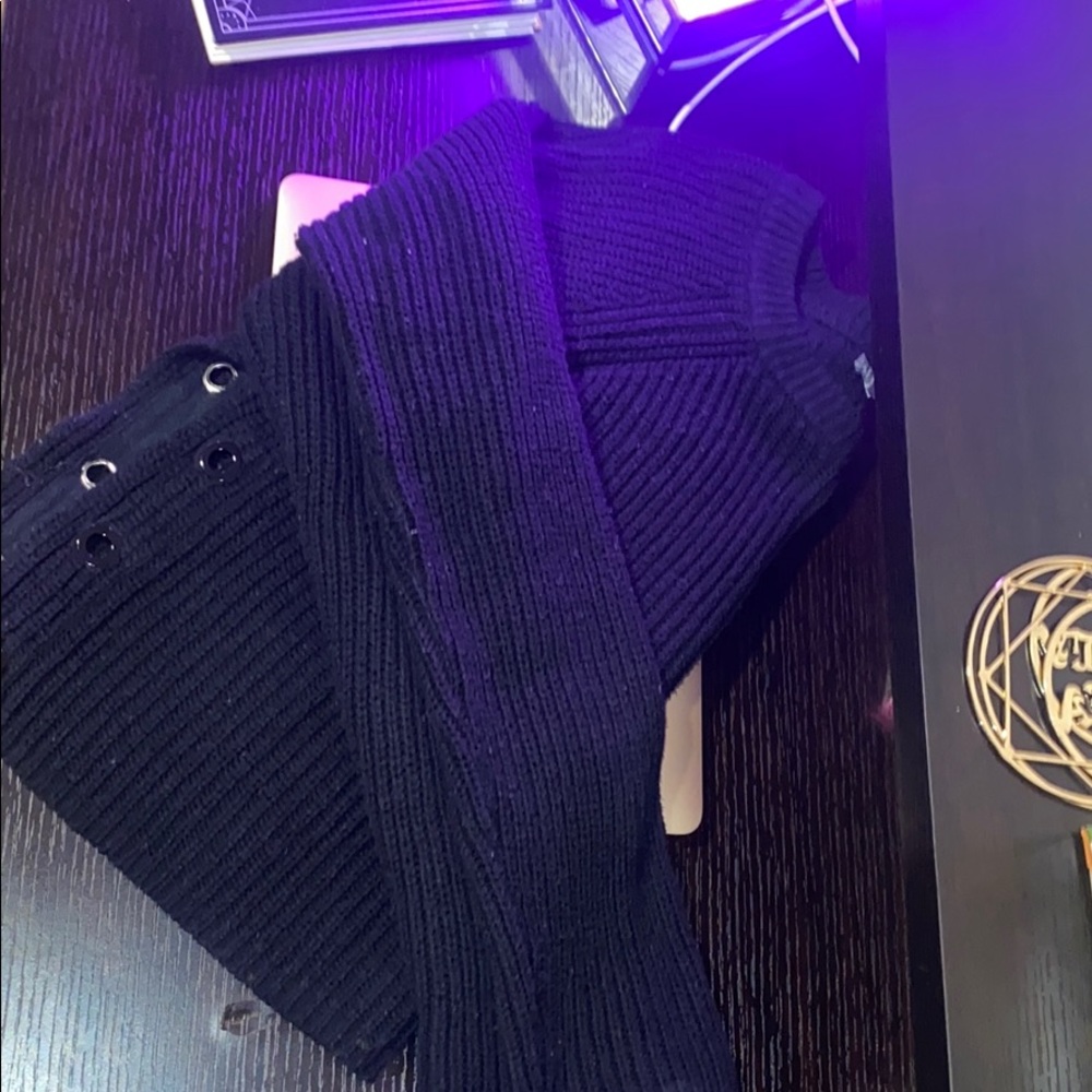 CHARLOTTE RUSSE CROP TOP SWEATER